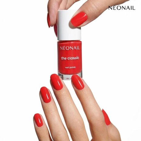 rode nagellak in het kleur 'Just Red 12' van NEONAIL