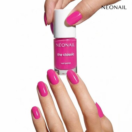 roze nagellak in het kleur 'roze nagellak in het kleur 'Electric Fuchsia 09' van NEONAIL' van NEONAIL 