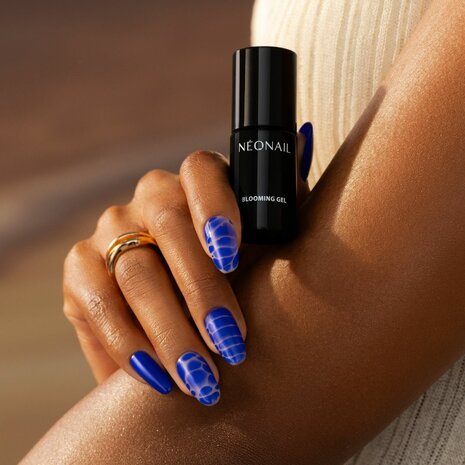 gelpolish in de kleur 'Bold Horizon' van NEONAIL - blauwe tint