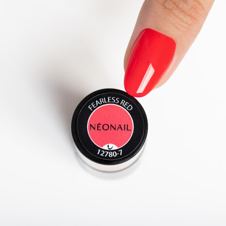gelpolish in de kleur ' Fearless Red (neon) ' van NEONAIL - rode tint