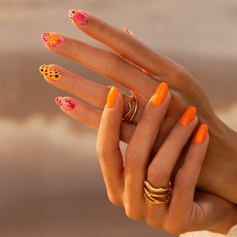gelpolish in de kleur 'Inner Flame (neon) ' van NEONAIL - oranje tint