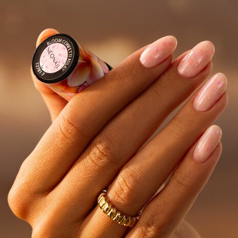 gelpolish in de kleur 'Bloom Confetti Milky' van NEONAIL