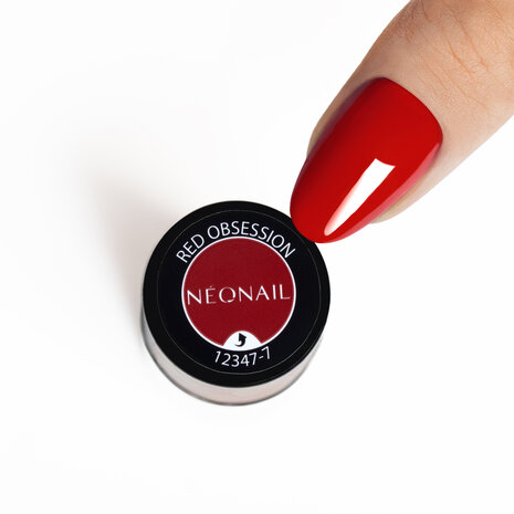 gelpolish in de kleur 'Red Obsession' weergegeven op duim - rode herfst tint