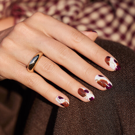 Manicure met kleuren uit herfst collectie van NEONAIL 2026 'WIld Harmony'