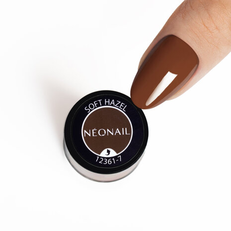 gelpolish in de kleur 'Soft Hazel' van het merk NEONAIL weergegeven op duim