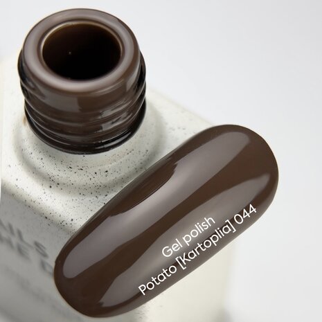 gelpolish Nails Of The Day in de kleur 'Potato' - bruine herfst tint